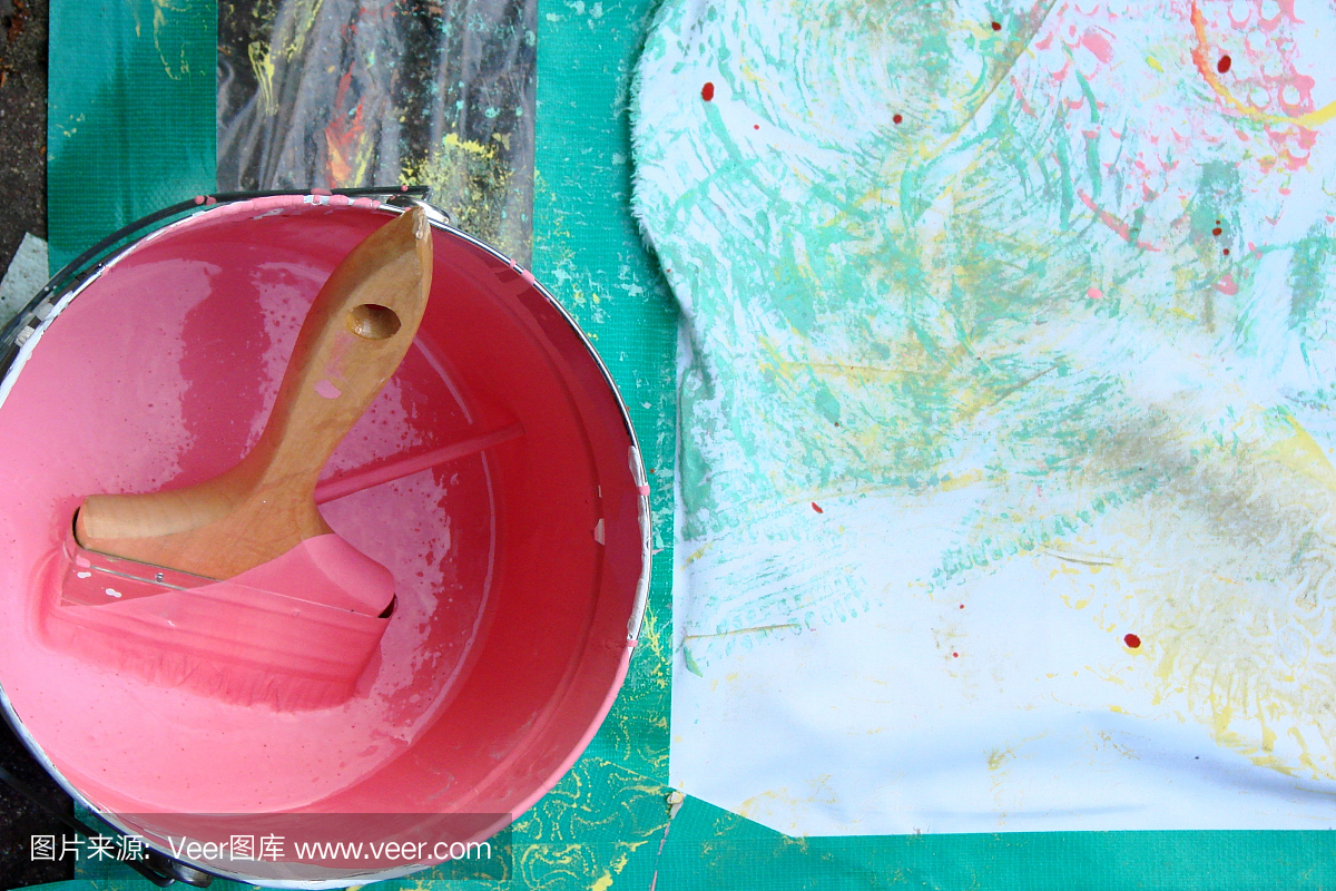 俯视图画笔在一罐粉红色油漆与复制空间